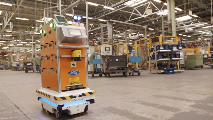 Selbstfahrender Roboter unterstützt Ford-Mitarbeiter bei der Fahrzeugproduktion