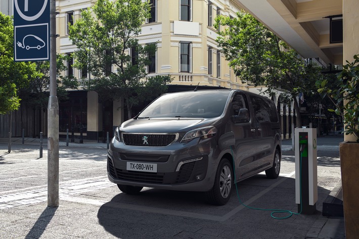 Neuer PEUGEOT e-Traveller(1): PEUGEOT elektrifiziert seinen großen Van