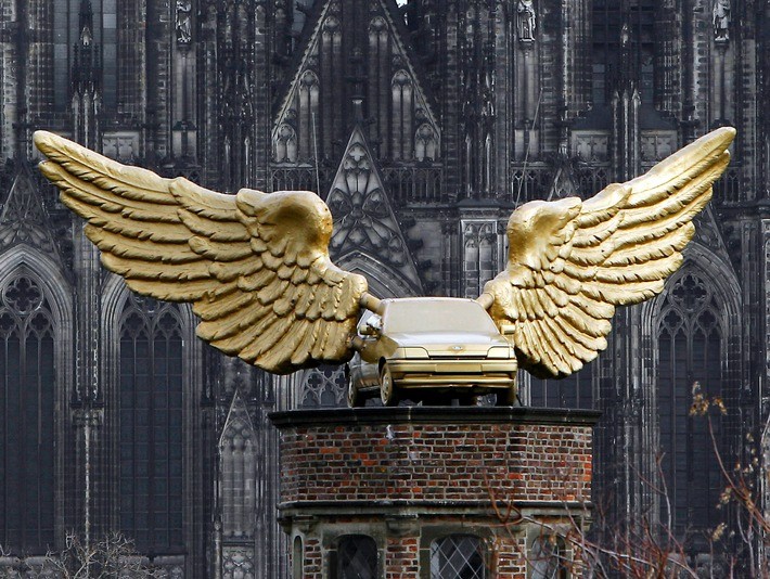 Beflügelter Ford Fiesta: HA Schults “Goldener Vogel” seit 30 Jahren Kölner Wahrzeichen über den Dächern der Stadt