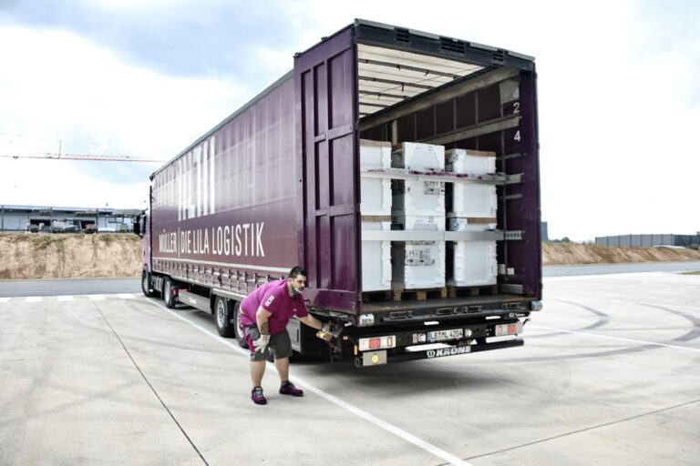 Die lila Logistik übernehmen Transporte für Spendenaktion von Bauknecht nach Hochwasserkatastrophe