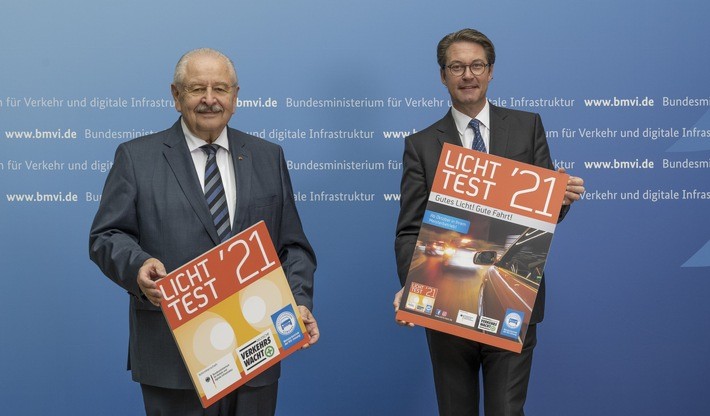 Bundesverkehrsminister Scheuer stellt neue Licht-Test-Plakette für 2021 vor