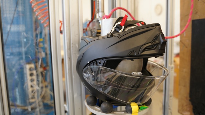 TÜV Rheinland: Neue Sicherheitsnorm für Motorradhelme am Start ECE-R 22.6 mit verbesserten Prüfvorgaben Bei Kauf eines Motorradhelms sind Passform und Sitz am Wichtigsten