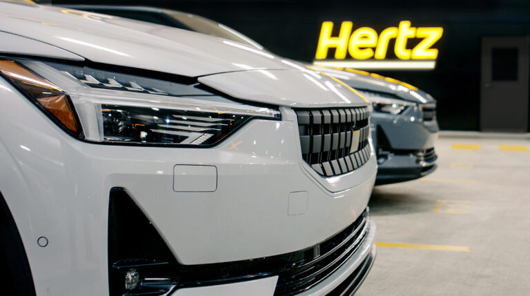 Polestar beginnt mit der Auslieferung der 65.000 Elektroautos im Rahmen der Partnerschaft mit Hertz